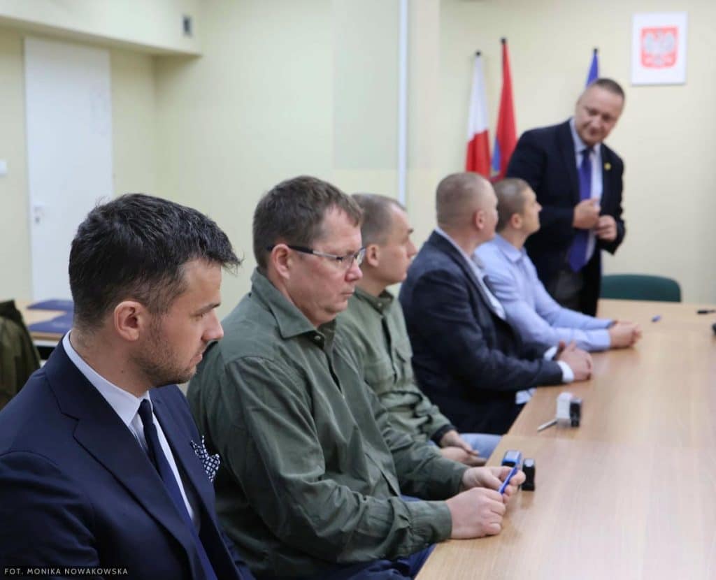 Uczestnicy spotkania podpisują umowy na modernizację dr&oacute;g w gminach pod Olsztynem.