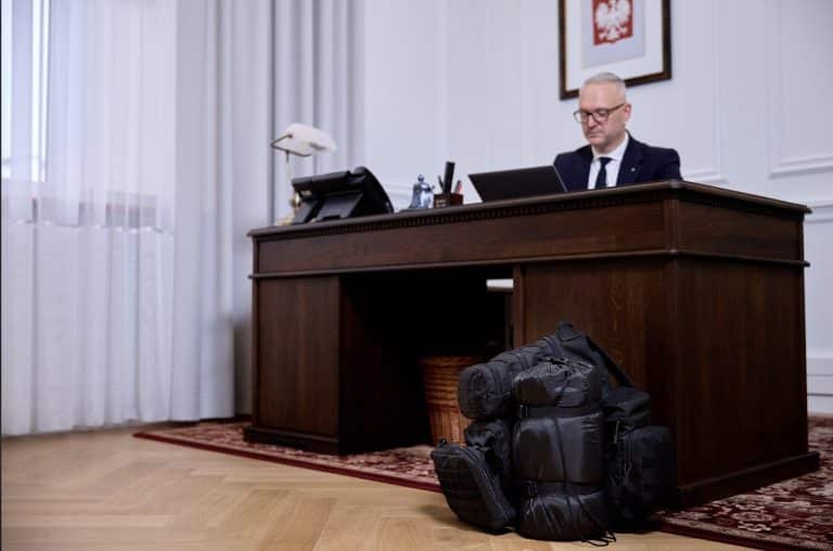 Plecak ewakuacyjny. Co to właściwie jest i dlaczego ratuje czas