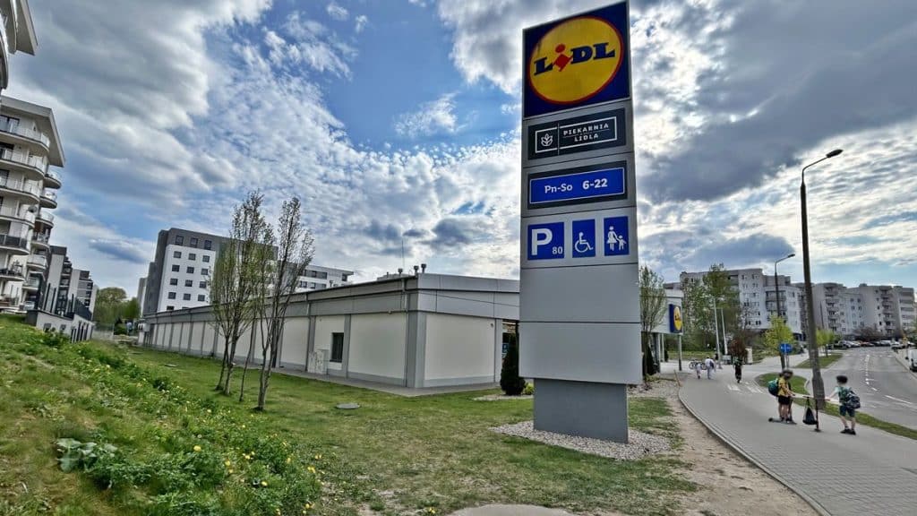 Sklep Lidl przy ul. Barcza w Olsztynie, otoczony nowoczesnymi budynkami i zielonym terenem.