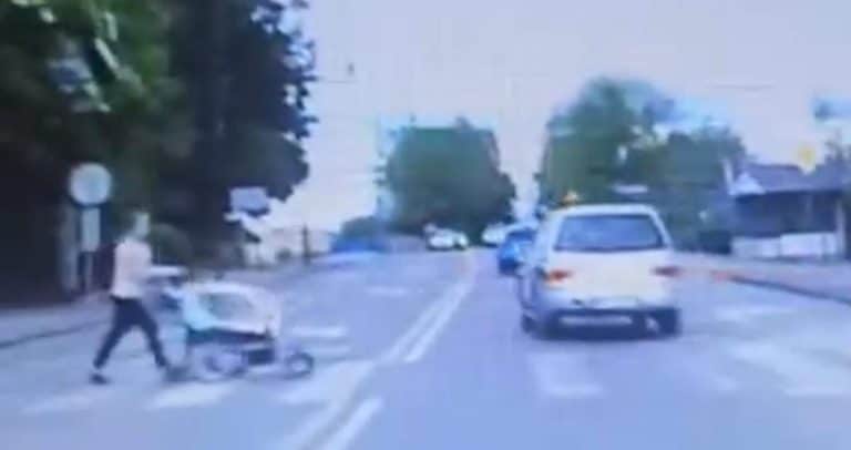 79-latek z Subaru nie zauważył matki z wózkiem na pasach? Policja pokazała nagranie