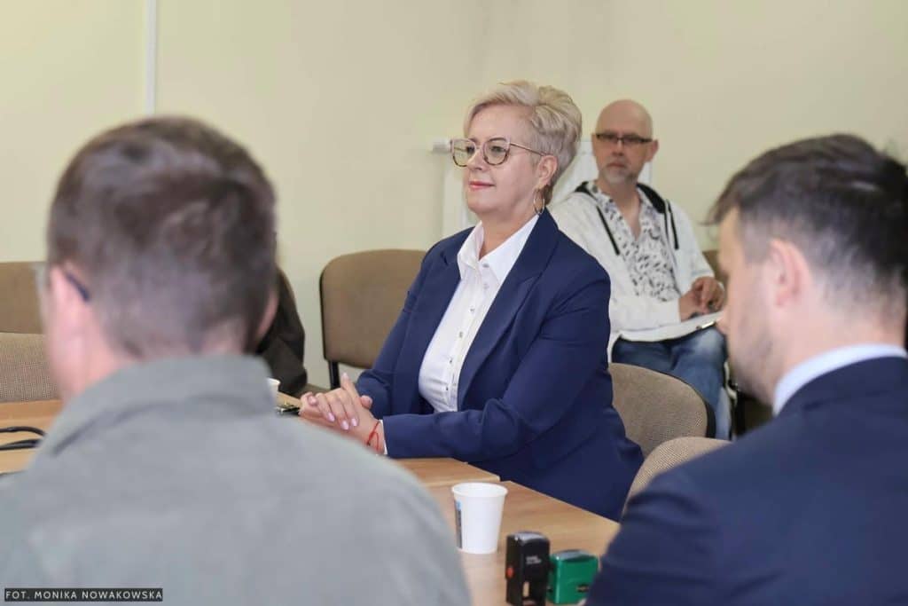 Spotkanie władz powiatu olsztyńskiego podczas podpisania um&oacute;w na remonty dr&oacute;g w gminach.