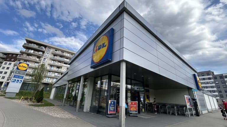 Sklep Lidl przy ul. Barcza w Olsztynie, nowoczesny budynek z logo sieci, w otoczeniu mieszkań i chodnika.