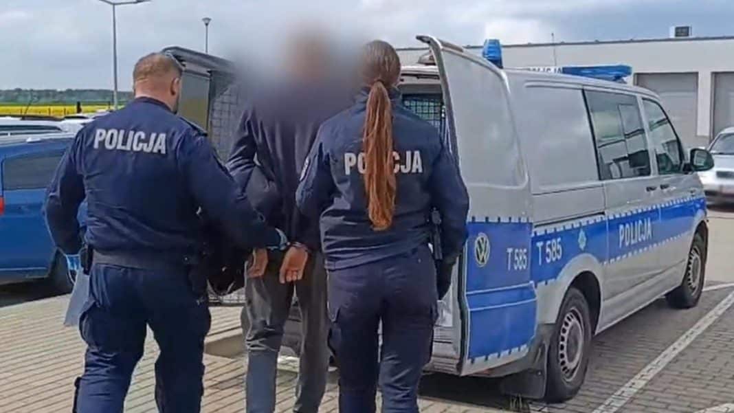Policjanci zatrzymują mężczyznę podczas nocnej kontroli w Ornecie, obok radiow&oacute;z policyjny.