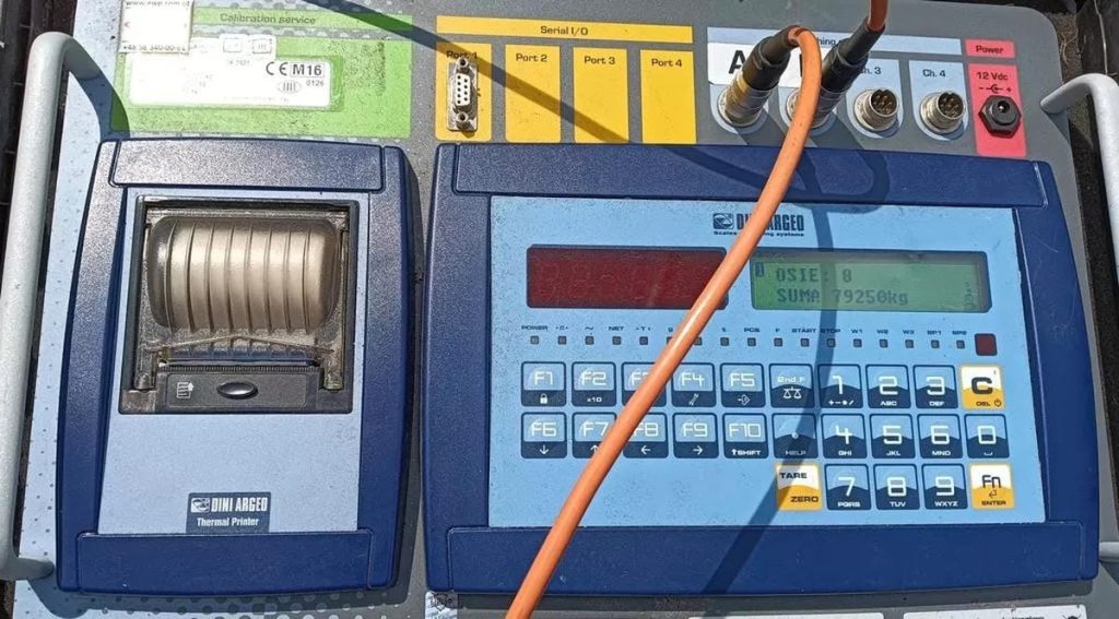 Urządzenie pomiarowe na drodze ekspresowej S7, wskazujące przeciążenie ciężar&oacute;wki.