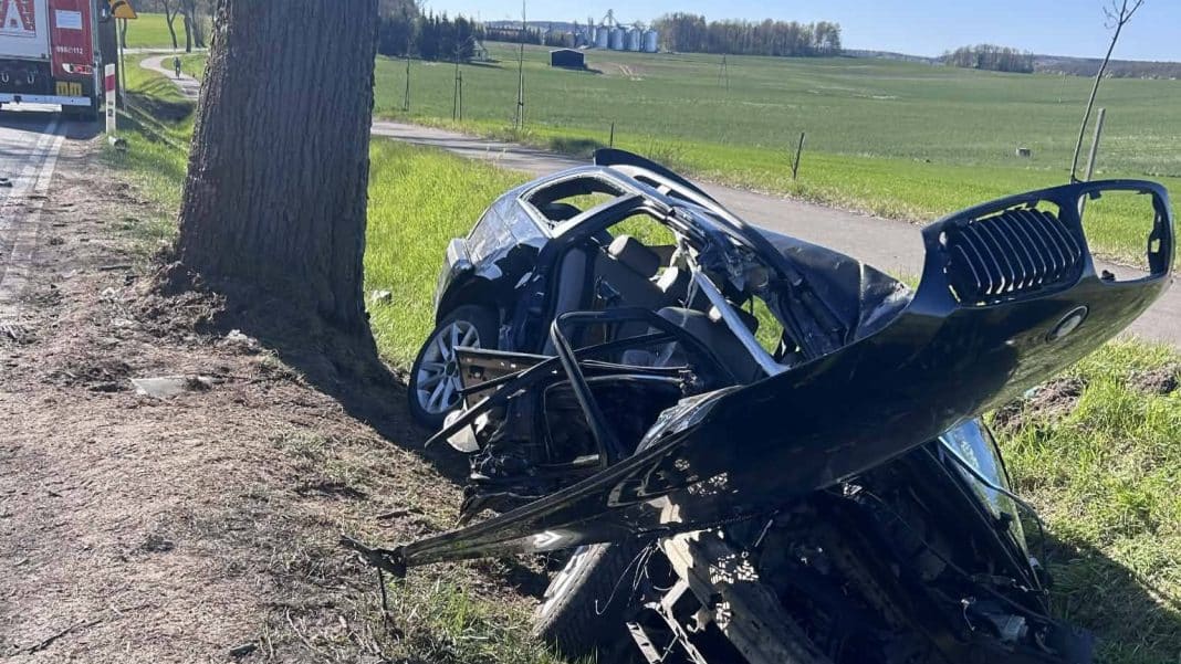 Rozbity samoch&oacute;d BMW po wypadku, uderzony w drzewo na Mazurach.
