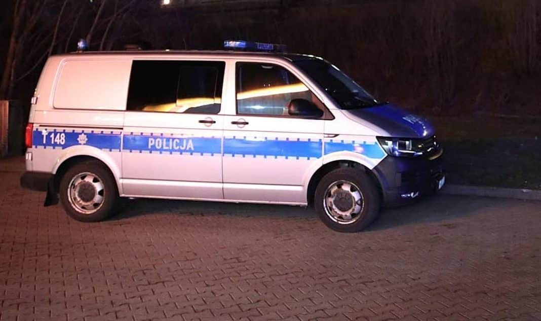 Policja na ulicy Osiedla Mazurskiego po ataku rozbitą butelką na mężczyznę.