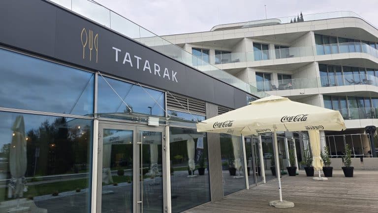 Nowa restauracja Tatarak nad Jeziorem Ukiel, widok na wejście i taras z parasolami.