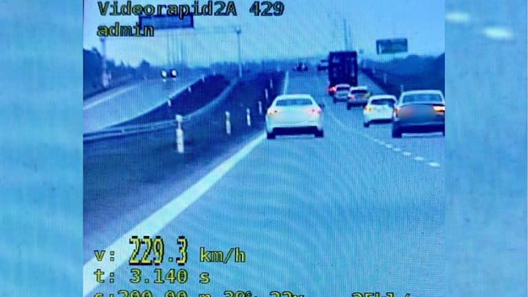 Zdjęcie z pomiarem prędkości na autostradzie S7, pokazujące samochody i dane o prędkości 229 km/h.