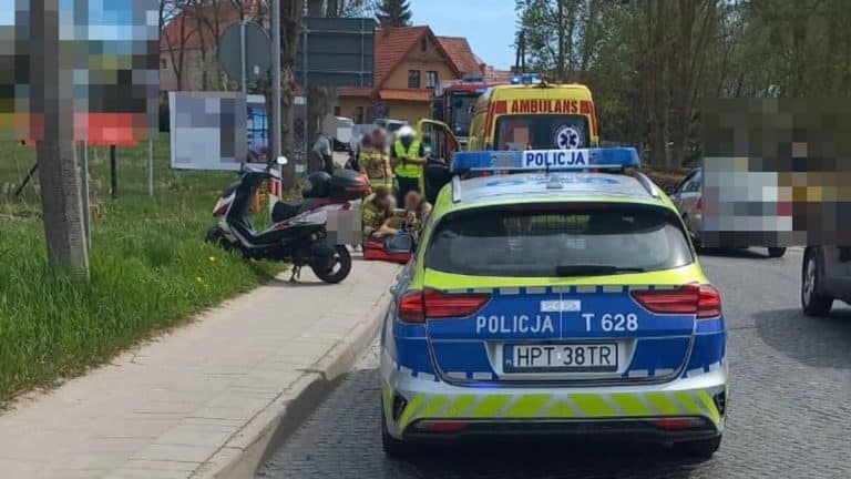 Na drodze krajowej nr 16 w Mikołajkach pracują służby ratunkowe po zderzeniu z motorowerzystą.
