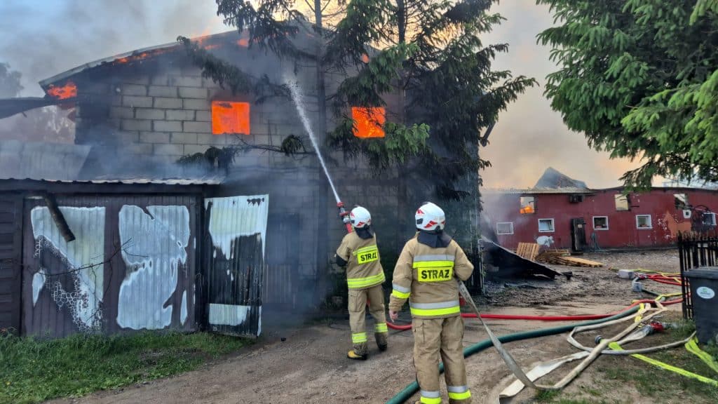 Strażacy gaszą pożar budynków gospodarczych i chlewni w miejscowości Odmy.