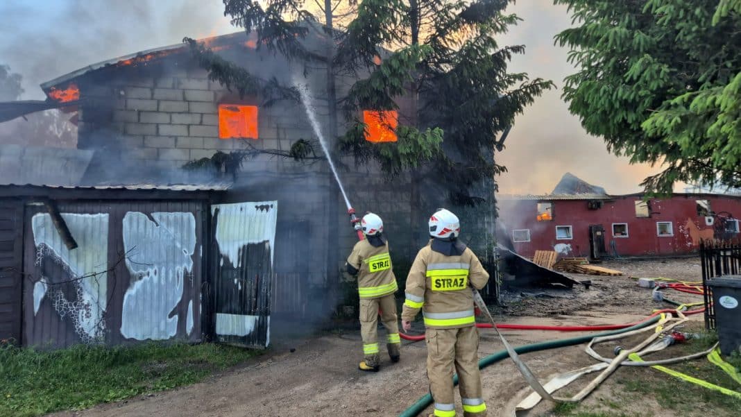Strażacy gaszą pożar budynków gospodarczych i chlewni w miejscowości Odmy.