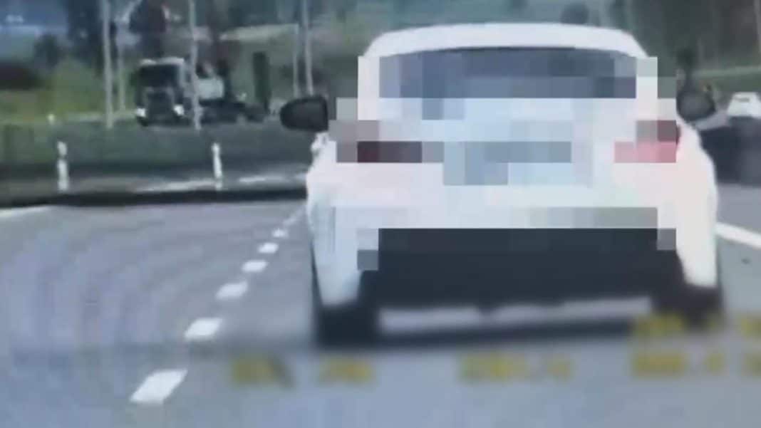 Samoch&oacute;d marki Lexus zatrzymany podczas kontroli na drodze S7, widoczny z tyłu, z zatarte numerami rejestracyjnymi.
