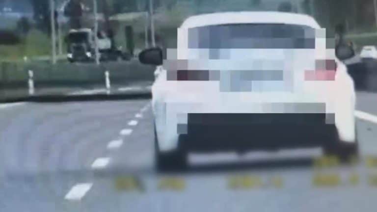 Samoch&oacute;d marki Lexus zatrzymany podczas kontroli na drodze S7, widoczny z tyłu, z zatarte numerami rejestracyjnymi.