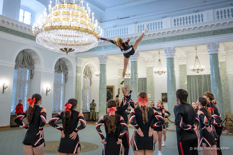 Zawodniczki cheerleaderek SOLTARE podczas występu w eleganckim wnętrzu Pałacu Prezydenckiego.
