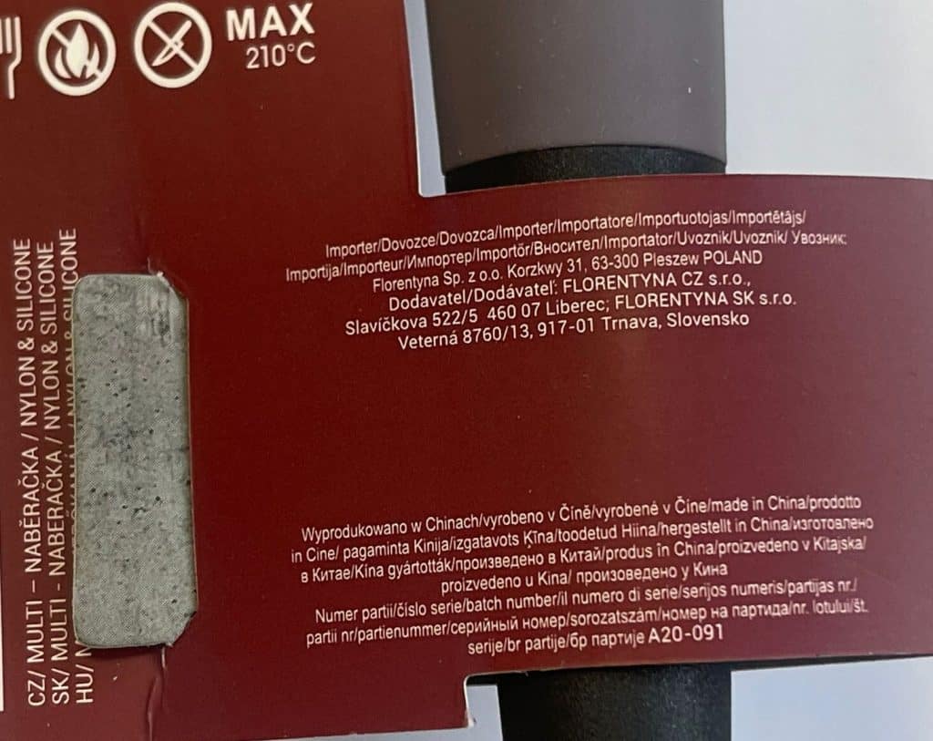 Zdjęcie czerwonej etykiety na produkcie kuchennym z informacjami o imporcie i ostrzeżeniem GIS.