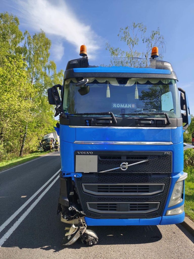 Zdjęcie zablokowanej drogi krajowej nr 63 po zderzeniu dw&oacute;ch ciężar&oacute;wek, widoczny uszkodzony pojazd na drodze.