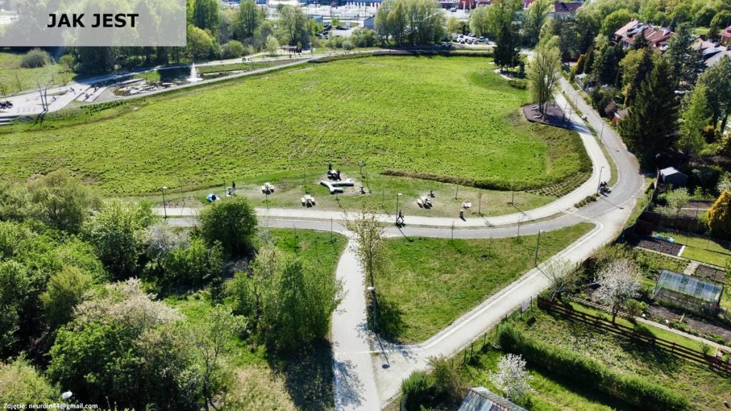 Widok na park Nagórki-Jaroty z dużą ilością zieleni, drzew i ścieżek, w tle budynki i ulice.