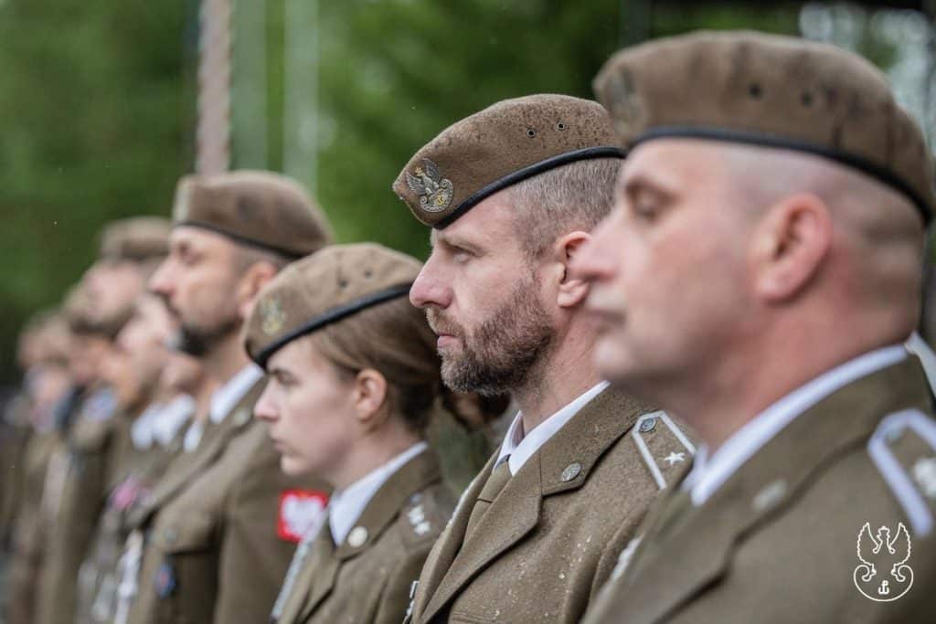 Żołnierze Obrony Terytorialnej w mundurach podczas uroczystości święta jednostki.