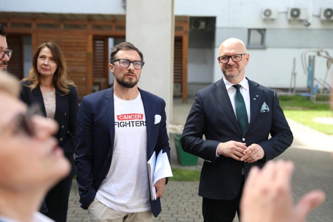 Przedstawiciele fundacji Cancer Fighters odwiedzają dziecięcą onkologię w szpitalu w Olsztynie.