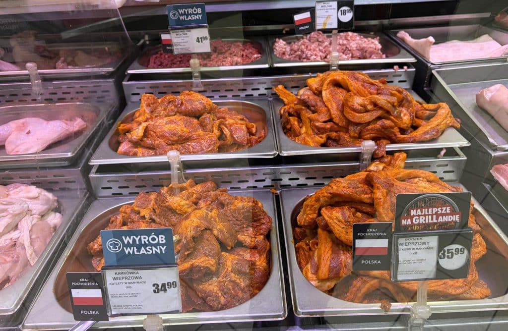 Mięso i wędliny na stoisku w sklepie Intermarché Olsztyn, przygotowane do grillowania.