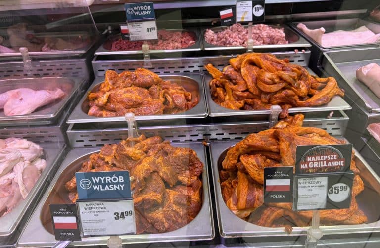 Mięso i wędliny na stoisku w sklepie Intermarché Olsztyn, przygotowane do grillowania.