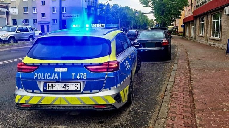 Policjanci zatrzymali kierowcę Audi dwa razy jednego dnia. Promile mu tylko rosły