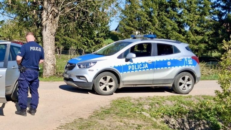 Policjant po służbie zatrzymuje nietrzeźwą kierującą z dziećmi w samochodzie na drodze między Lidzbarkiem Warmińskim a Bartoszycami.