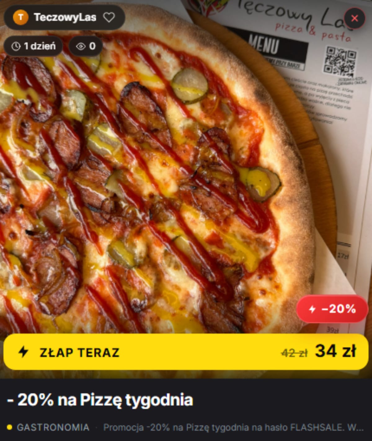 Pizza z dodatkami i polewą w restauracji, na tle menu i promocji.