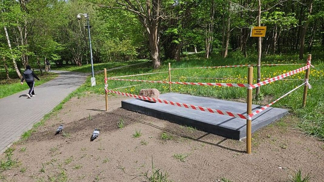 Nowa rzeźba jelenia w Parku Centralnym, przygotowana do instalacji, otoczona taśmami ostrzegawczymi.