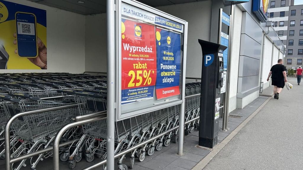Zamknięte w&oacute;zki sklepowe przed sklepem Lidl przy ul. Barcza w Olsztynie, na plakacie promocja i informacja o zamknięciu.