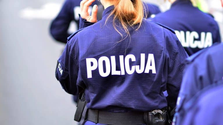 Policjantki w uniformach z napisem 'Policja' na plecach, stojące na miejscu akcji poszukiwawczej.