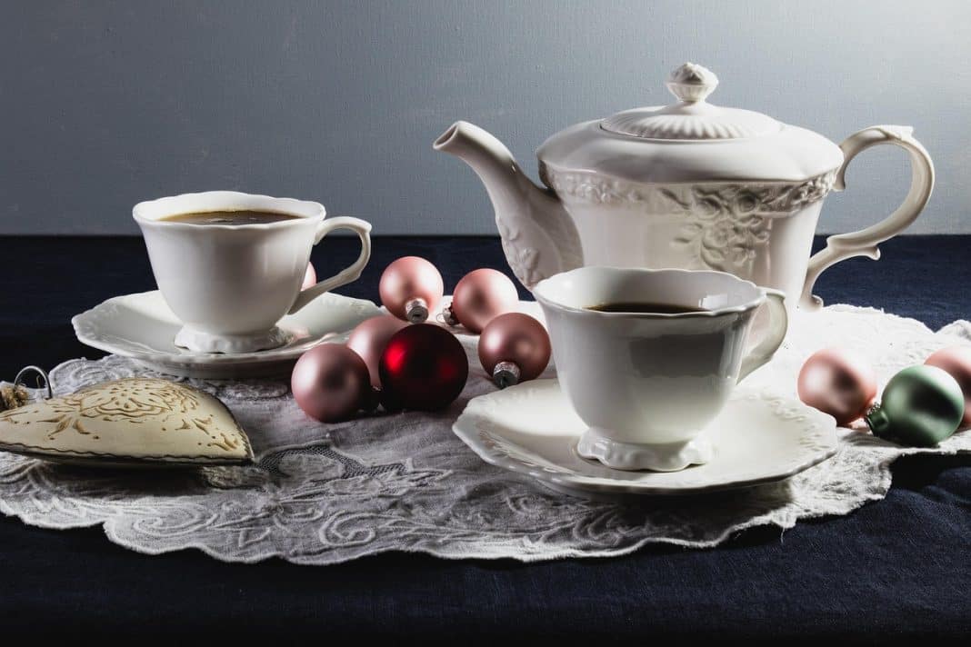 dzbanek porcelanowy i filiżanki