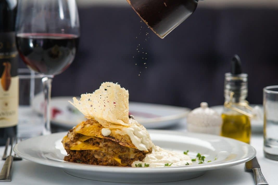 Jak wygląda idealna wizyta w restauracji - od powitania po deser