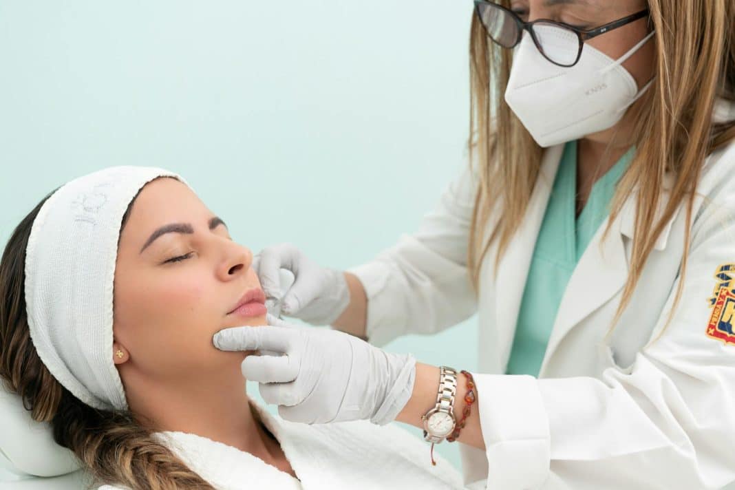 Kaniula dermatologiczna – dlaczego zyskuje coraz większą popularność w medycynie estetycznej?
