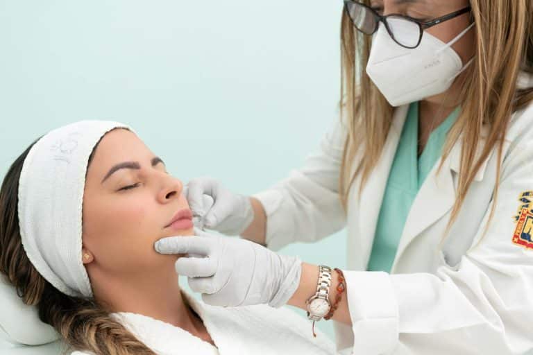 Kaniula dermatologiczna – dlaczego zyskuje coraz większą popularność w medycynie estetycznej?