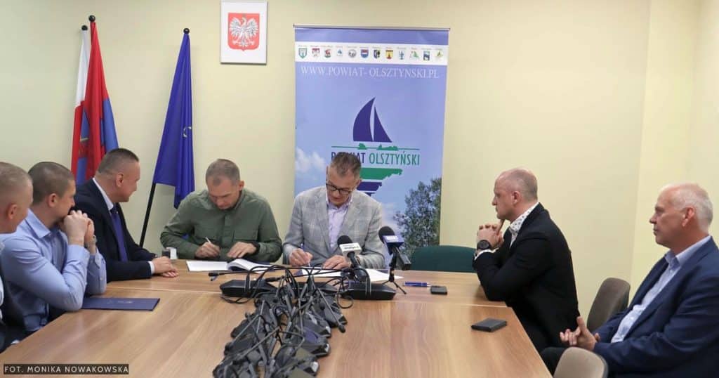 Podpisanie um&oacute;w na remonty dr&oacute;g w gminach pod Olsztynem, obecni urzędnicy i przedstawiciele wykonawc&oacute;w.