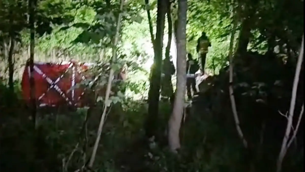 Zdjęcie z lasu, w kt&oacute;rym widać rozłożony sprzęt i ślady po wydarzeniach nad jeziorem.