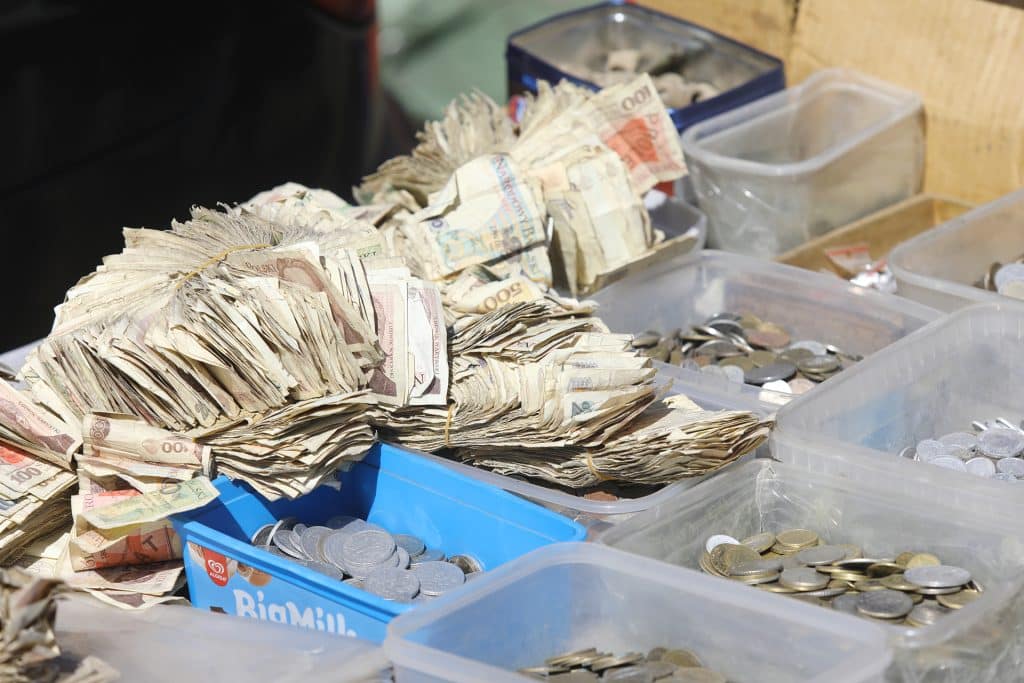Stare banknoty i monety na stoisku pchlego targu w nowej lokalizacji w Olsztynie.