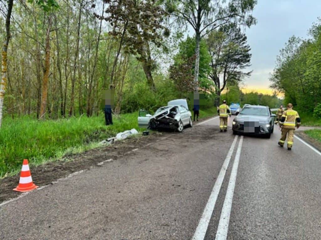 Wypadek na DK16 w Zełwągach, rozbity samoch&oacute;d i służby ratunkowe na miejscu.