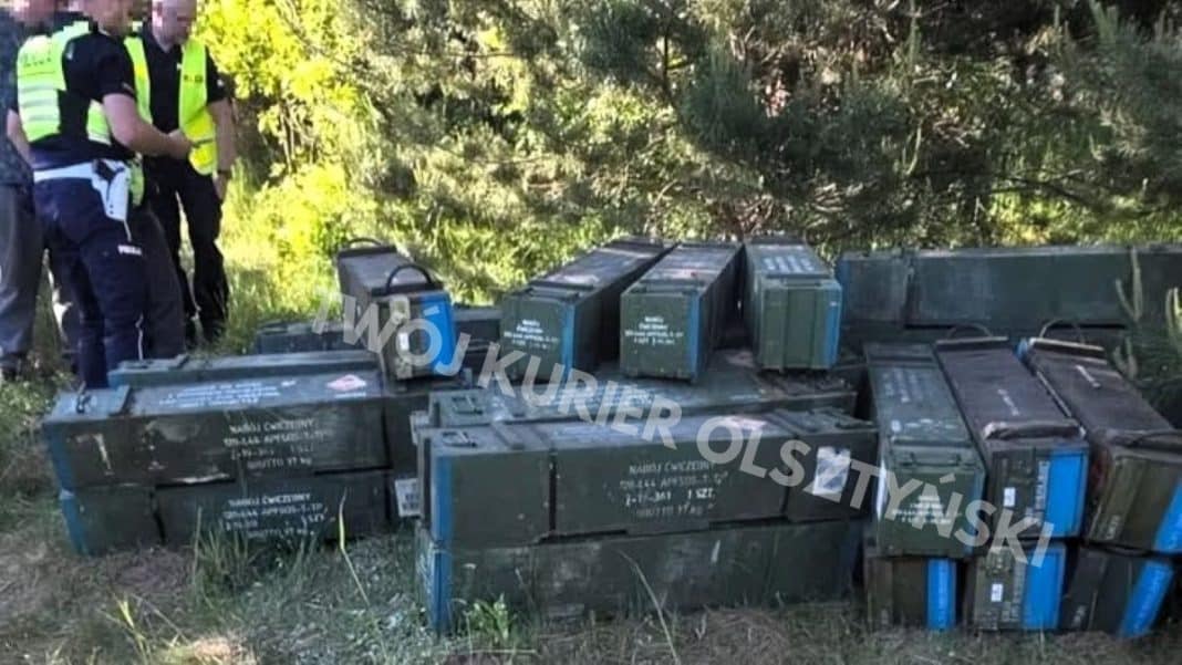 W lesie pod Januszkowem leżą porzucone wojskowe skrzynie, prawdopodobnie z nabojami czołgowymi.