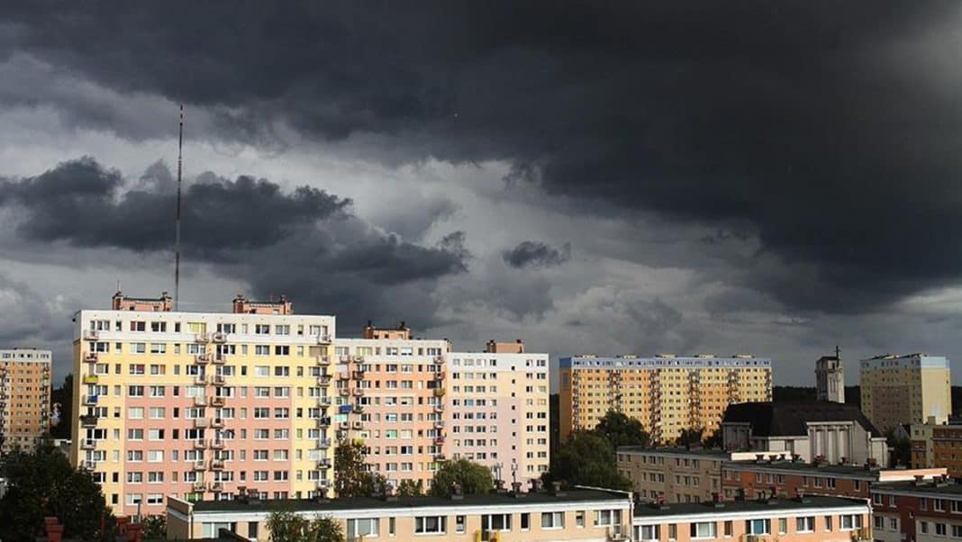 Ciemne, burzowe chmury nad blokami mieszkalnymi na Warmii i Mazurach.