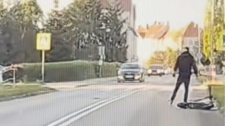 Wjechał hulajnogą prosto pod auto. 17-latek został potrącony na przejściu