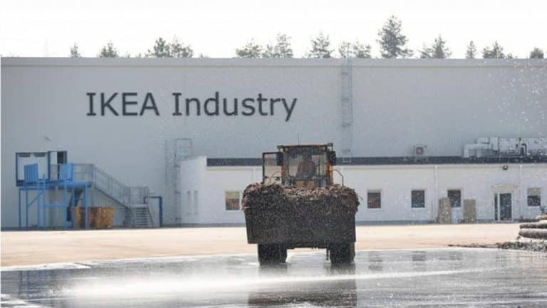 Widok na budynek IKEA Industry na Warmii i Mazurach, na pierwszym planie maszyna sprzątająca.