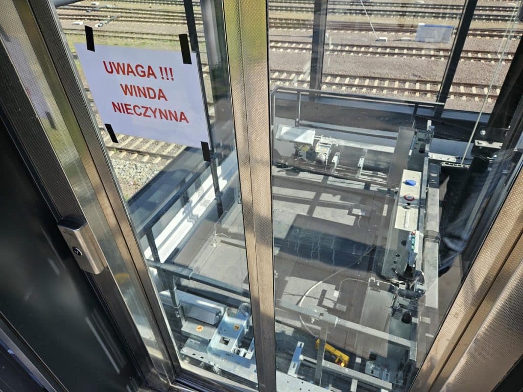 Winda w przejściu podziemnym przy dworcu Olsztyn Gł&oacute;wny jest wyłączona, na drzwiach plakat z napisem o awarii.