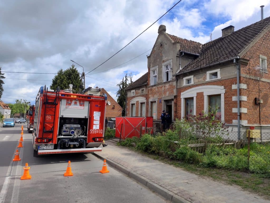 Straż pożarna na miejscu tragedii w Szczytnie, ewakuacja mieszkańc&oacute;w po pożarze.
