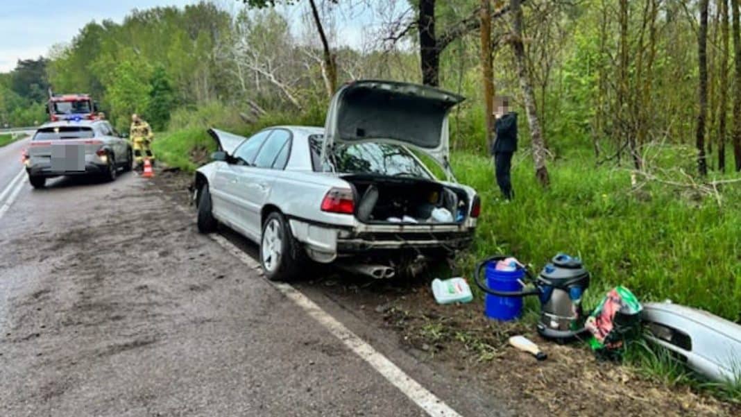Wypadek na DK16 z udziałem dw&oacute;ch samochod&oacute;w, służby na miejscu, utrudnienia w ruchu.
