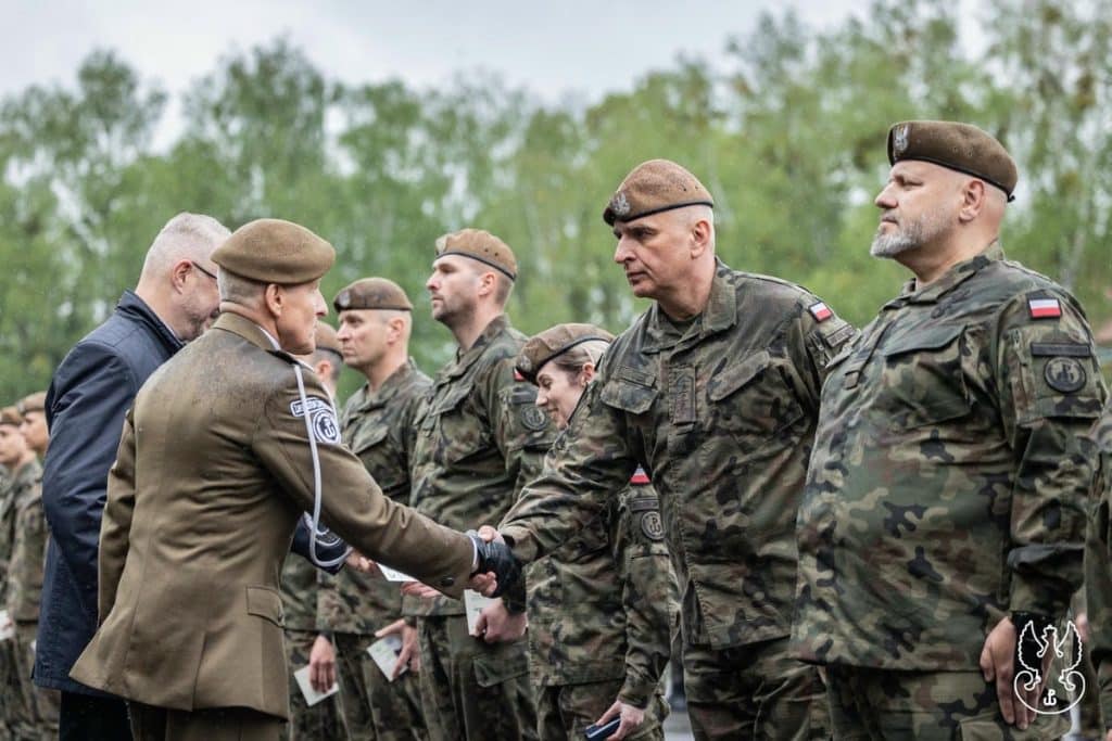 Żołnierze Obrony Terytorialnej podczas uroczystości święta jednostki, wręczanie odznaczeń i podsumowanie roku służby.