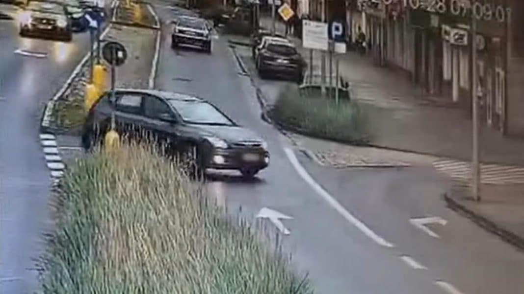 Samoch&oacute;d wjeżdża pod prąd na ulicy, wykonując niebezpieczny manewr.