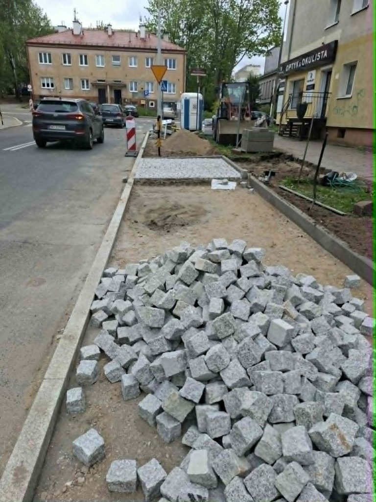 Prace drogowe na ul. Mickiewicza w centrum Olsztyna, układanie kostki brukowej i roboty ziemne.