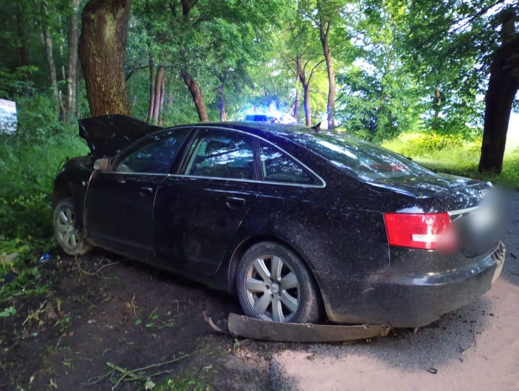 Rozbite Audi na poboczu lasu, w środku śpiący młody mężczyzna, nocna interwencja policji.